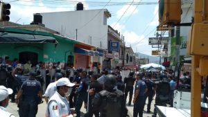 Se enfrentan locatarios contra policías en Ocosingo