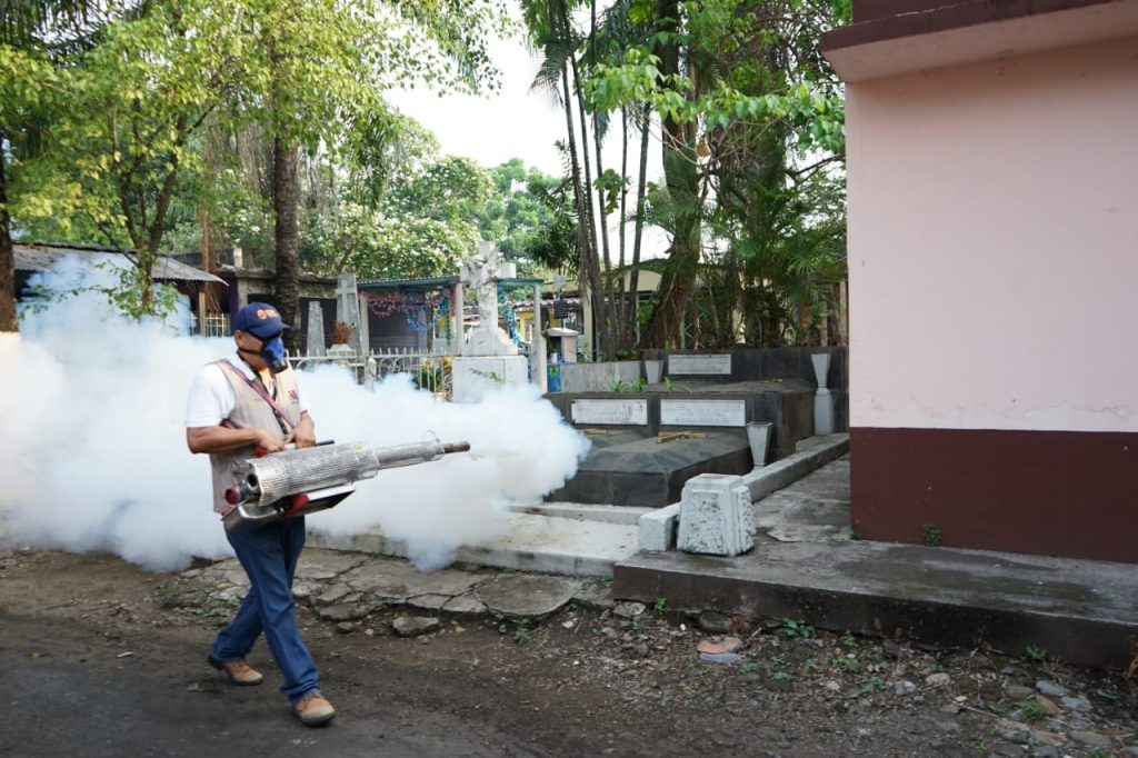 Se fumigan panteones de la ciudad para evitar contagios por dengue y covid-19