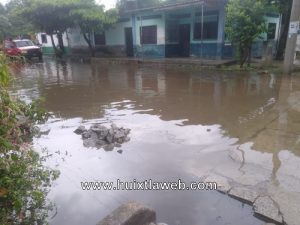 Tapan dren pluvial y se inundan casas en Huixtla