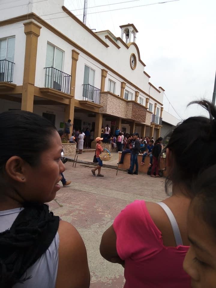 Toman Alcaldía de Altamirano y retienen a policías municipales