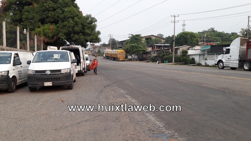 Vehículos de la bodega de azúcar obstruyen el paso de Huixtla a Motozintla