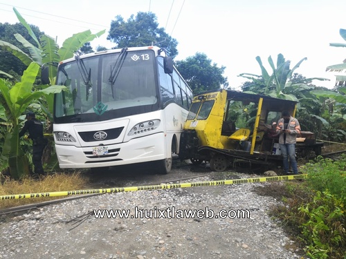 Cinco lesionados al chocar armón de ferrocarril con autobús de personal en Tuzantán