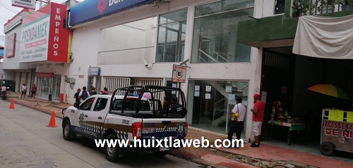 Clientes de Banamex piden abrir la sucursal de Huixtla