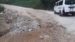 Denuncian trabajos de dudosa calidad en rehabilitación de carretera Caté – Larraínzar