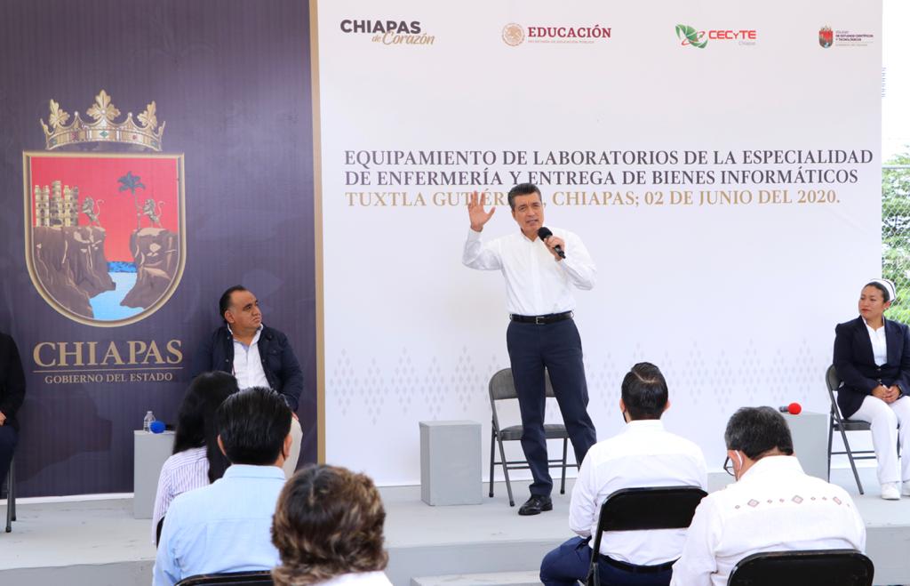 Entrega Rutilio Escandón computadoras y equipo para laboratorios de Enfermería al Cecyte Chiapas