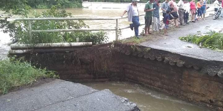Fuertes lluvias siguen causando estragos en la Región de los Bosques Colapsa puente en Pichucalco