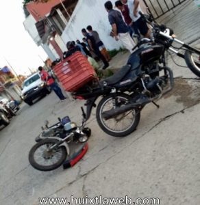 Motociclistas chocan cerca del mercado de Huixtla