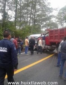 Ocho lesionados al chocar colectivo y volteo, carretera Huixtla-Motozintla