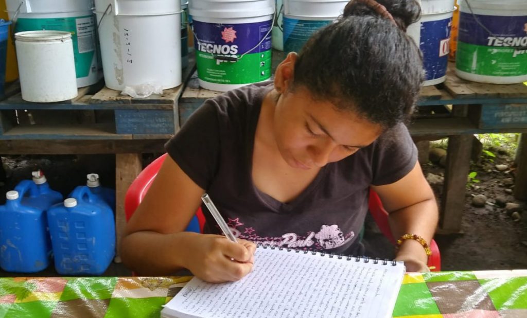 Por falta de internet estudiante camina 14 cuadras para realizar su tarea