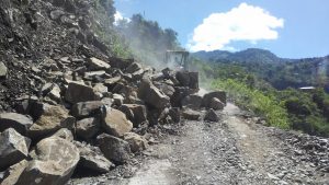 Siguen trabajos de atención a derrumbes y deslaves en la zona alta de Tapachula