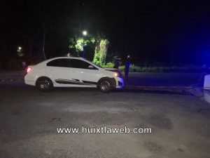 Auto choca contra el monumento del venado en la entrada a Mazatán