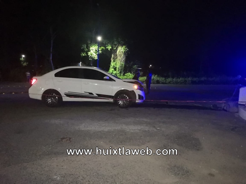 Auto choca contra el monumento del venado en la entrada a Mazatán