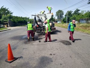 Ayuntamiento de Tapachula refuerza bacheo asfáltico en sector nor-poniente