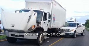 Camioneta de lujo choca contra tráiler en la carretera Pijijiapan – Mapastepec