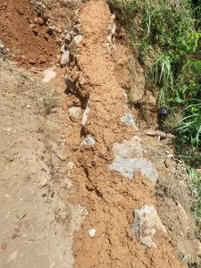 Construyen muro con tierra en vez de cemento en Amatán