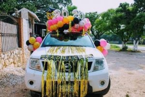 Graduaciones y cumpleaños se festejan con caravanas de autos