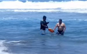Mexiquense a punto de morir ahogado en Puerto Arista, Tonalá