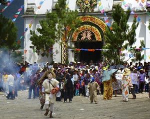 Por cancelar fiesta del Patrón de Zinacantán, pobladores se enfrentan con alcalde