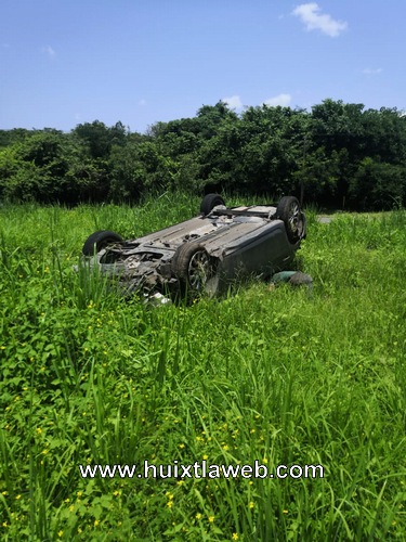 Un lesionado al volcar auto Huixtla a Tapachula