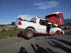 5 lesionados en choque de frente entre camioneta y tráiler en Comitán