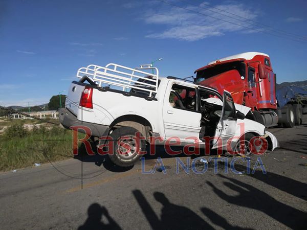 5 lesionados en choque de frente entre camioneta y tráiler en Comitán