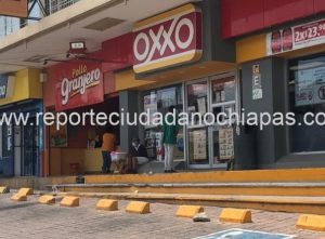 Delincuente solitario asalta Oxxo en plaza San Fernando