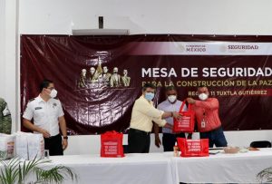 Dona Oxxo cubrebocas en reconocimiento a la labor de las y los policías