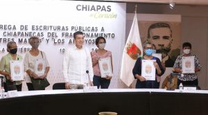 Entrega Rutilio Escandón escrituras públicas a familias de Tuxtla Gutiérrez