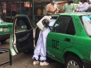 Sanitizan taxis con rutas foráneas en la costa de Chiapas para evitar rebrotes de Covid-19 