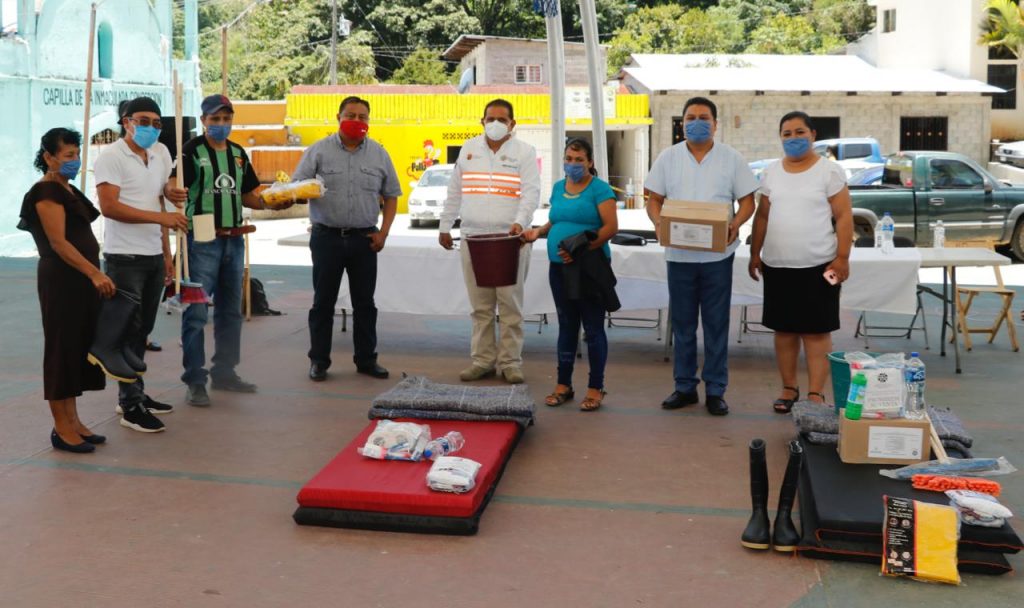 Se entrega ayuda humanitaria a familias afectadas por huracanes en Pantepec