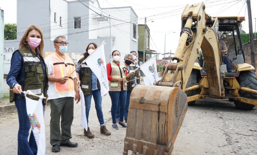 Ayuntamiento de Tapachula pavimenta vialidades en colonias del sur de la ciudad