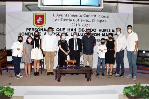 ayuntamiento-tuxtleco-rinde-homenaje-al-gran-lasallista,-josé-de-la-luz-león-martínez