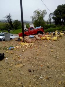Camión choca vehículos estacionados en tianguis en el tramo Teopisca-SCLC
