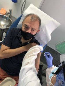 Él es el primer mexicano en recibir una vacuna contra COVID-19