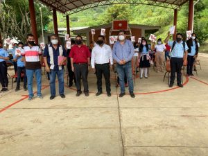 Estudiantes reciben tabletas del Gobierno Estatal en El Bosque