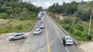 Maestros del SNTE bloquean carretera y queman camión