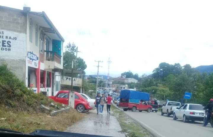 Manifestantes amenazan con cortar servicios básicos en Jitotol