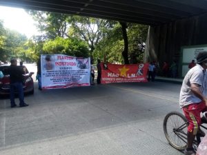 Nuevo bloqueo vial de MAO-LN frente a instalaciones militares en Tapachula 