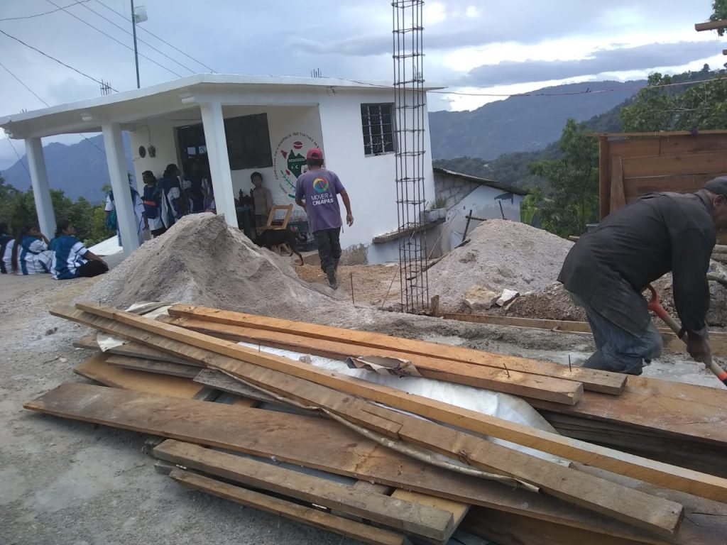 Padres de familia no quieren puestos ambulantes frente a secundaria en Teopisca