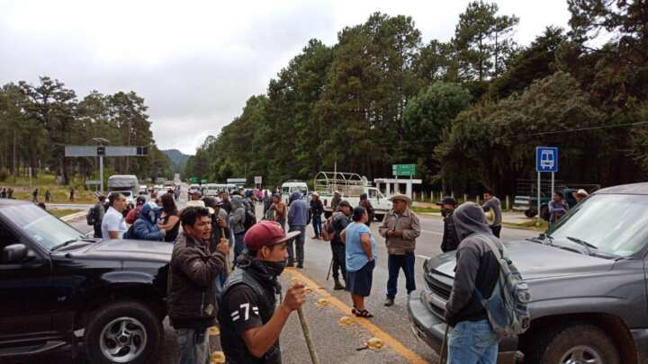 Realizan bloqueo carretero por incumplimiento de obras en SCLC