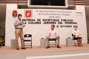 Rutilio Escandón  y Carlos Morales Vázquez entregan Escrituras Públicas a familias de Tuxtla Gutiérrez