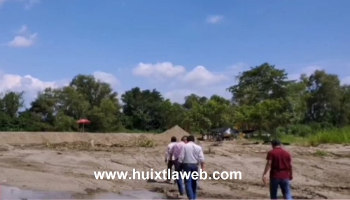 Tapan campesinos ventana del río Huixtla para evitar desborde