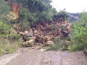 Derrumbes aíslan a municipios en la región de los Bosques