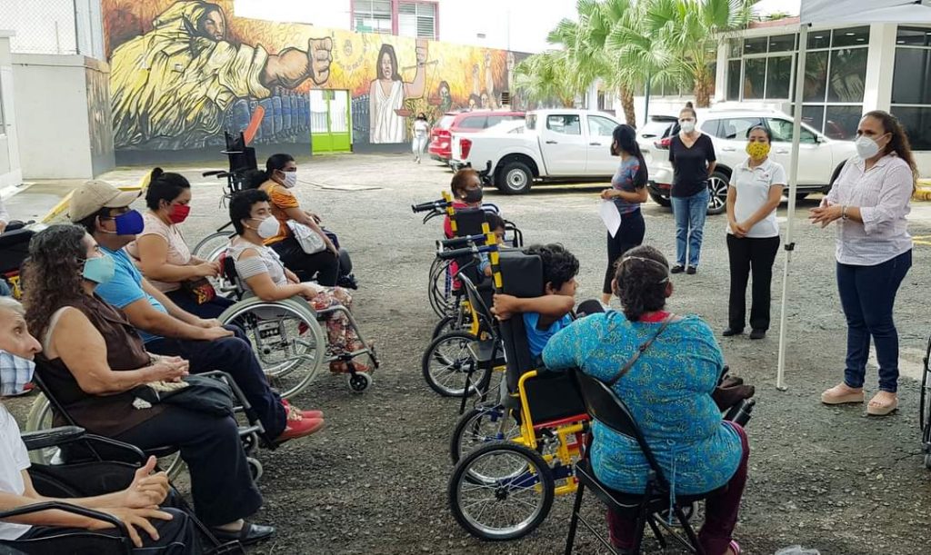 DIF Tapachula entrega sillas de ruedas y aparatos auditivos