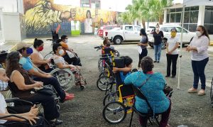 DIF Tapachula entrega sillas de ruedas y aparatos auditivos