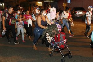 En marcha la caravana de hondureños hacia México y Estados Unidos 