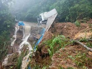 En derrumbe de un cerro Policía Municipal de Amatán estuvo más de cinco minutos sepultado