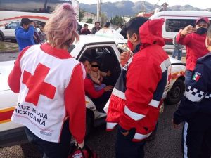Los irresponsables de siempre  Choca combi contra taxi y deja heridos y daños materiales