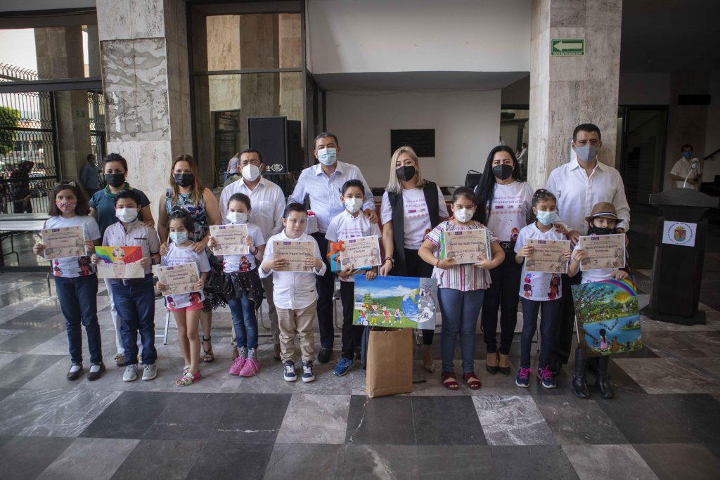 Premian a ganadores del concurso de dibujo infantil” Imagina un mundo sin violencia”
