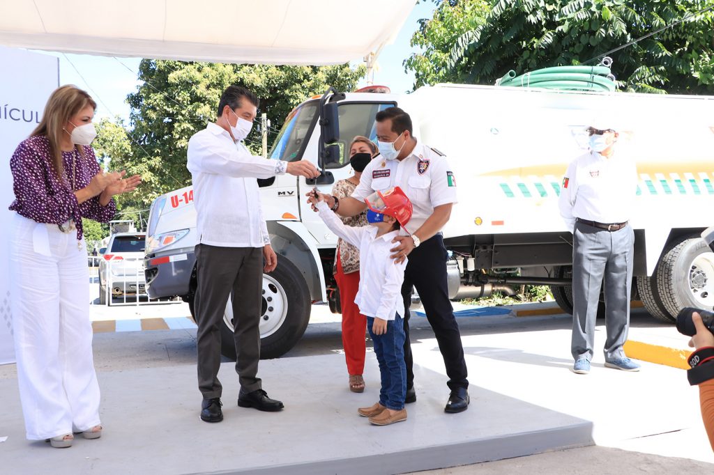 Rutilio Escandón entrega uniformes equipos y vehículo al Cuerpo de Bomberos de Tapachula